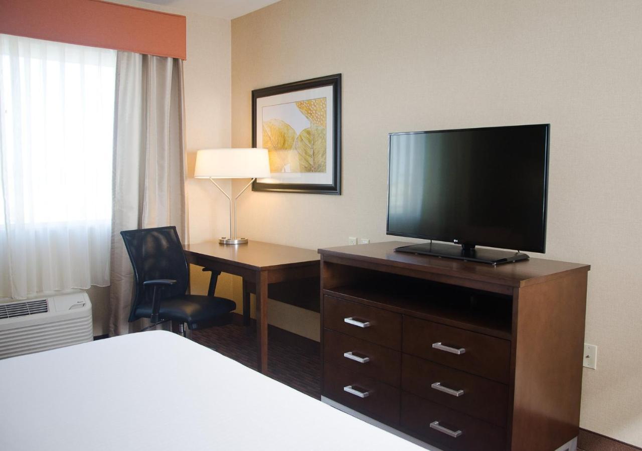 Holiday Inn Express Hotel & Suites Watertown - Thousand Islands By Ihg מראה חיצוני תמונה