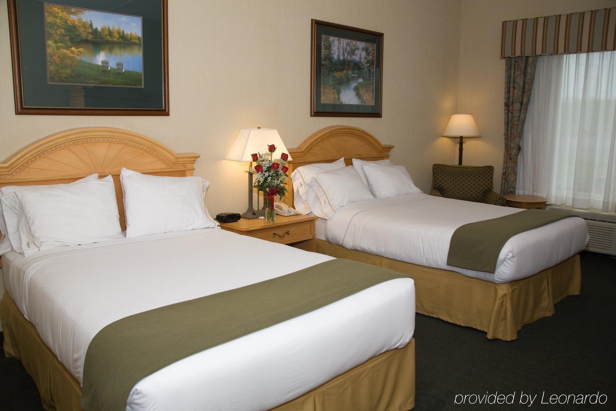 Holiday Inn Express Hotel & Suites Watertown - Thousand Islands, An Ihg Hotel חדר תמונה
