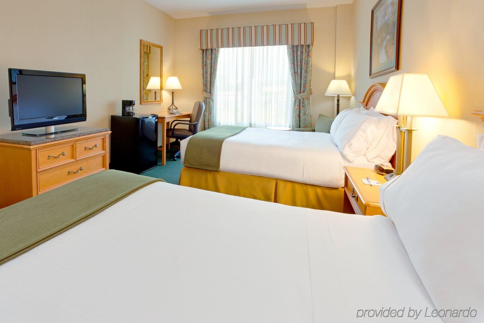 Holiday Inn Express Hotel & Suites Watertown - Thousand Islands By Ihg מראה חיצוני תמונה
