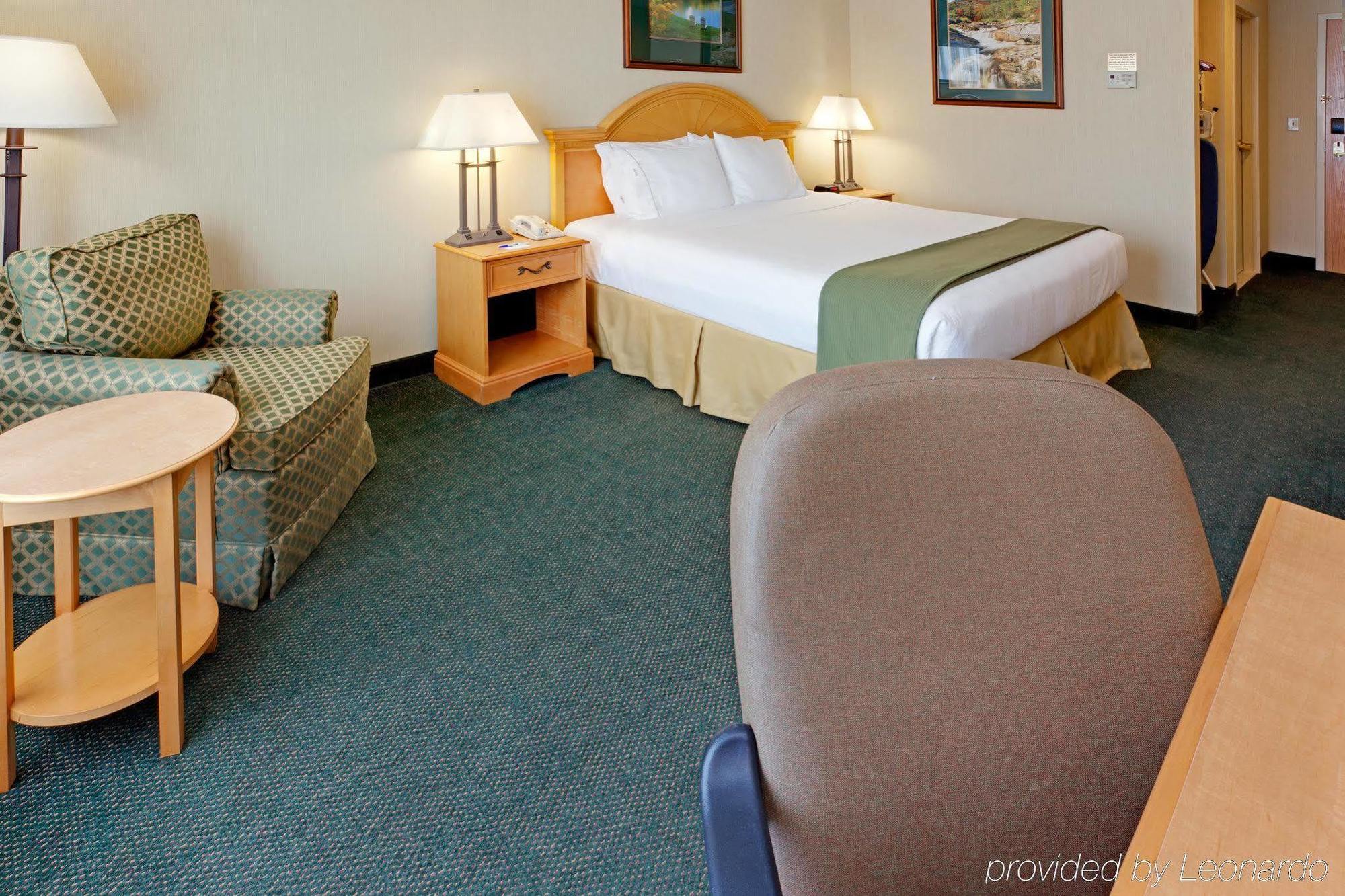 Holiday Inn Express Hotel & Suites Watertown - Thousand Islands, An Ihg Hotel חדר תמונה