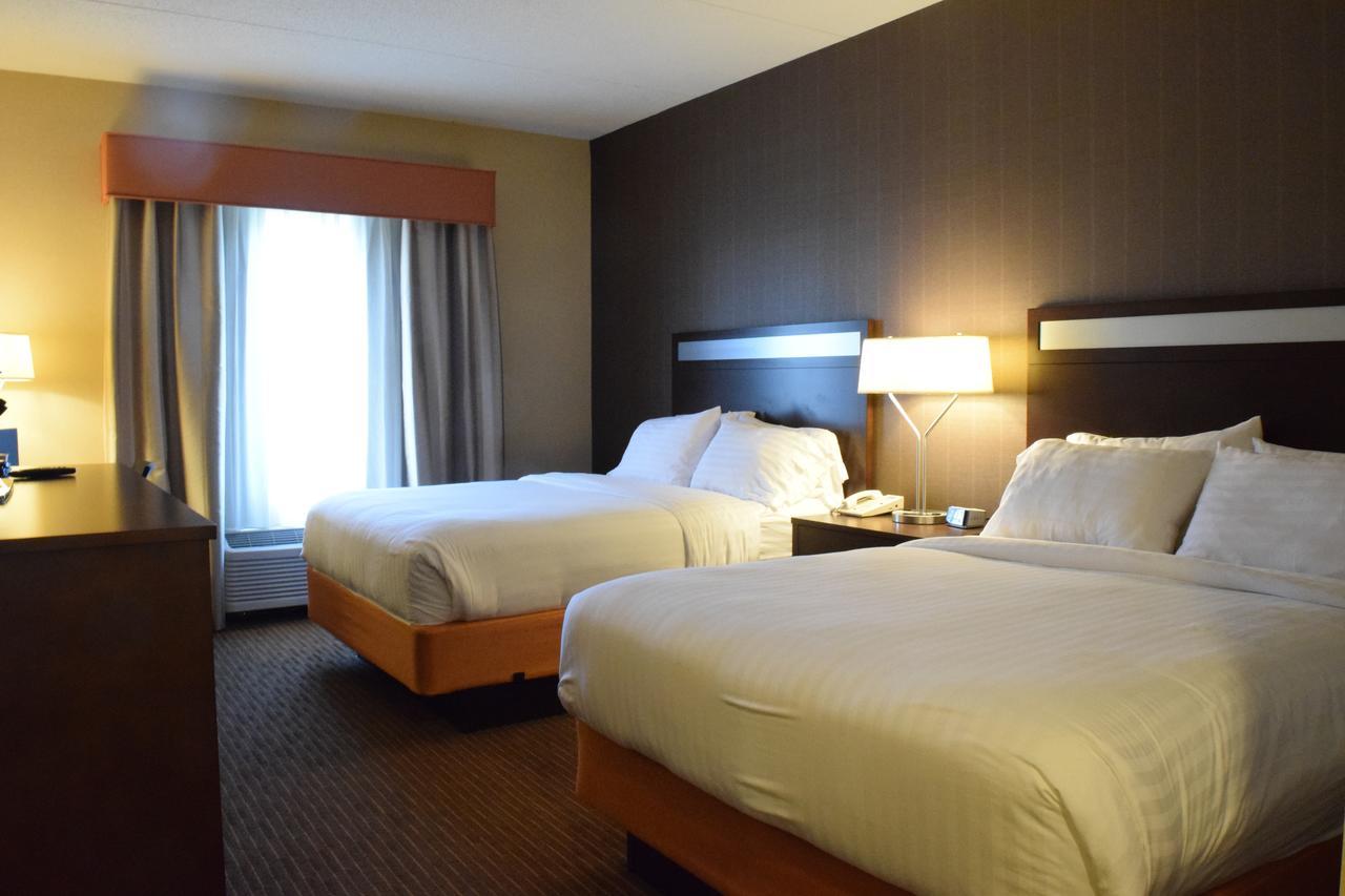 Holiday Inn Express Hotel & Suites Watertown - Thousand Islands By Ihg מראה חיצוני תמונה
