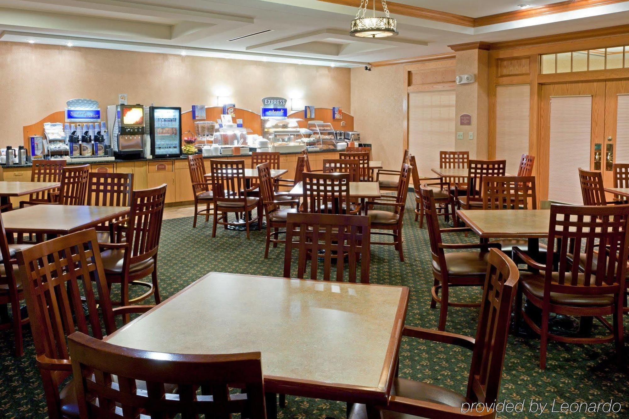 Holiday Inn Express Hotel & Suites Watertown - Thousand Islands By Ihg מראה חיצוני תמונה