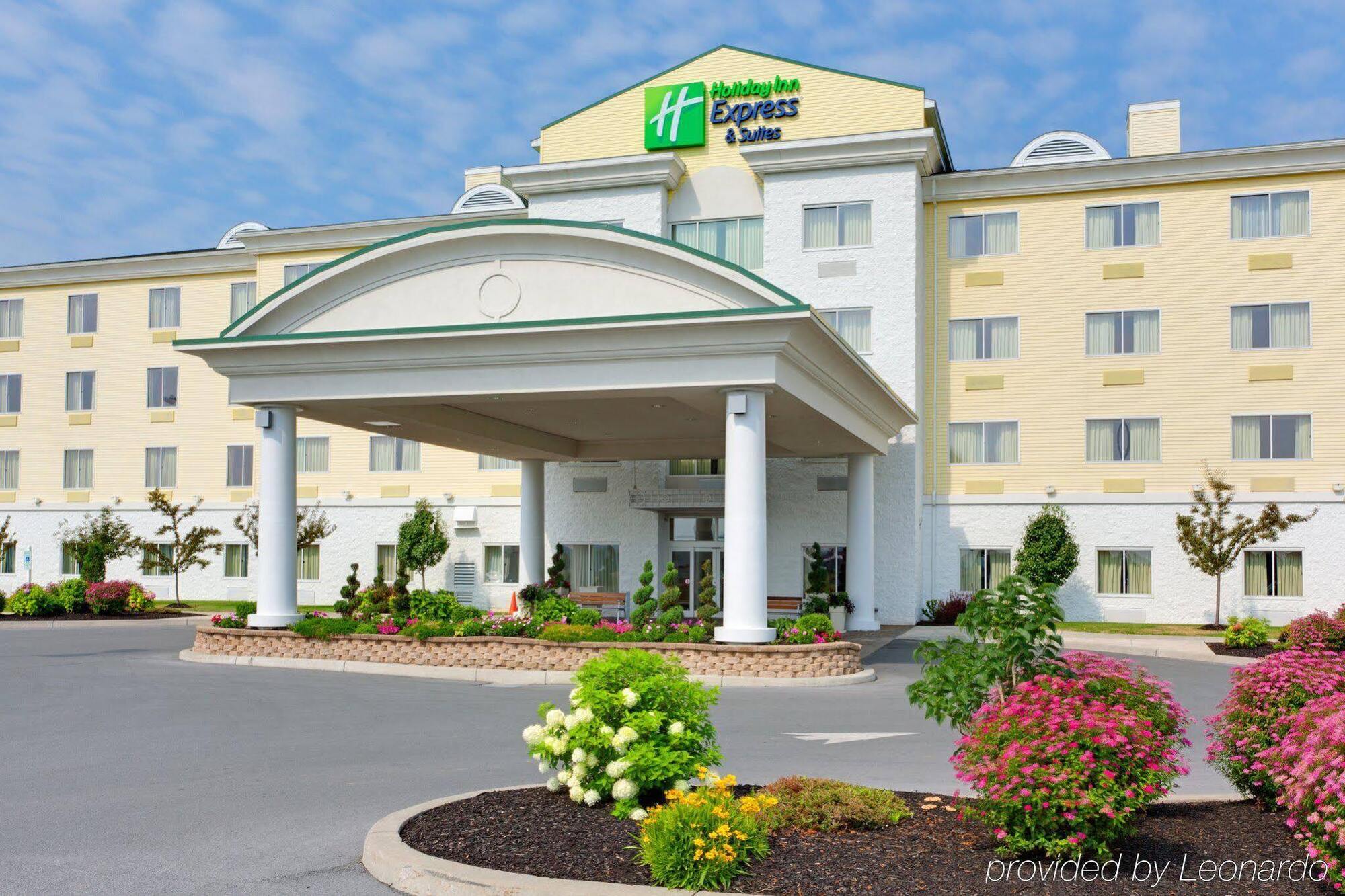 Holiday Inn Express Hotel & Suites Watertown - Thousand Islands By Ihg מראה חיצוני תמונה